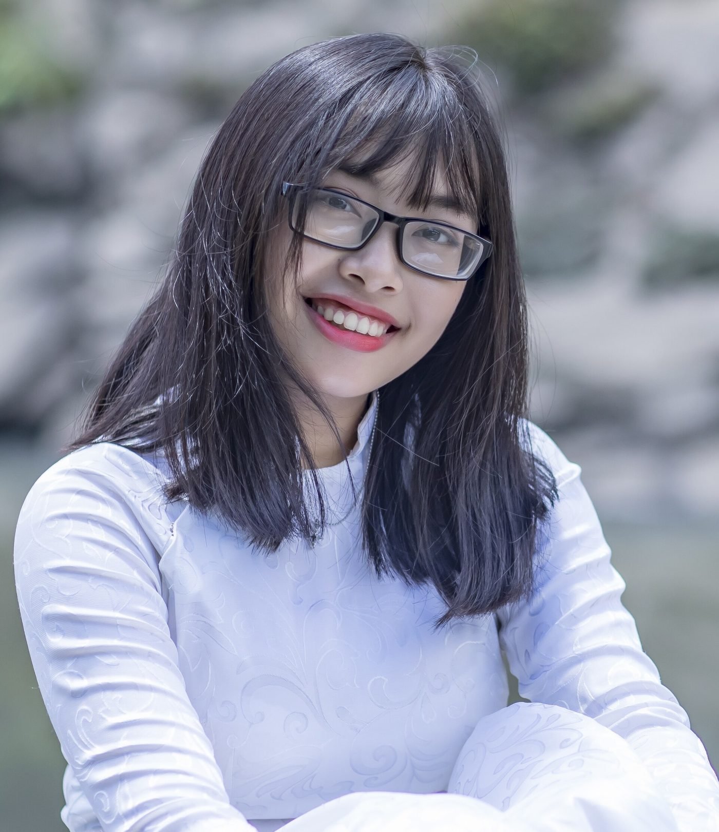 Nữ sinh mặc áo dài trắng