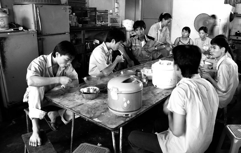 Công nhân Việt Nam nghỉ trưa