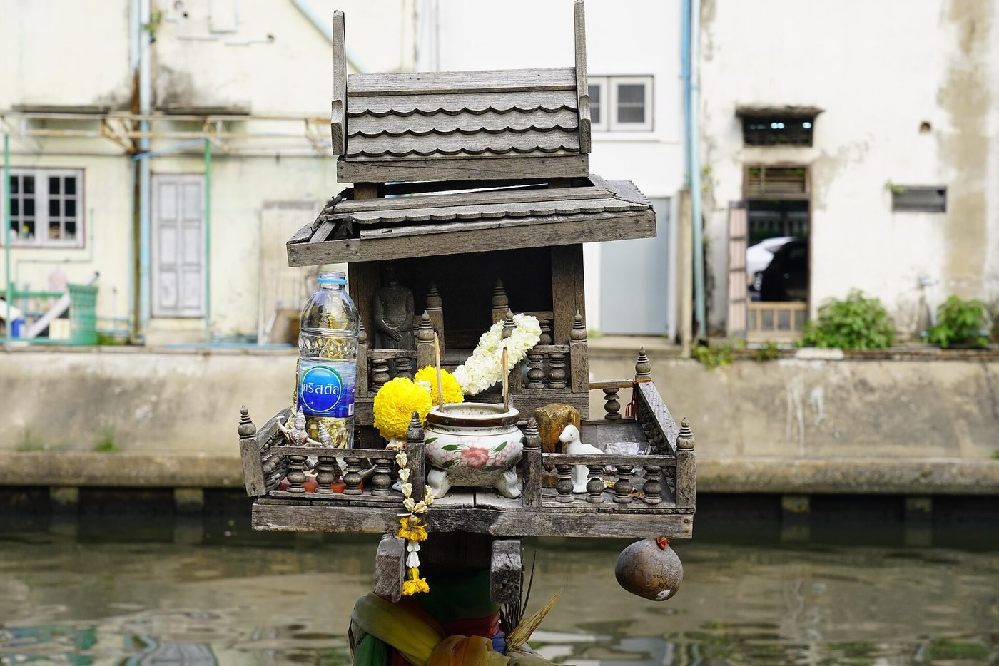 Nhà thờ thần linh (spirit house) ở Bangkok